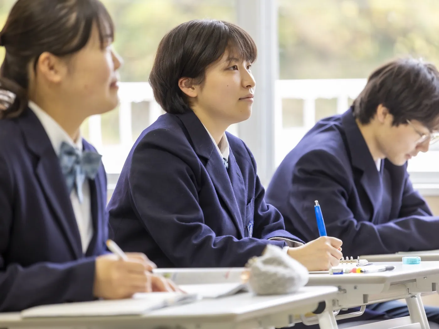 教室で授業を受ける生徒たち