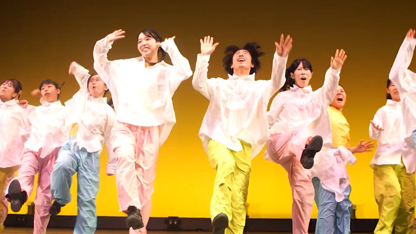 舞台で歌い踊る生徒たち