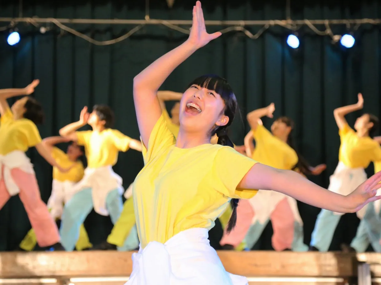 舞台で踊る生徒たち