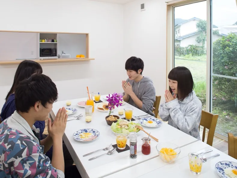 学生寮のダイニングで食事をする生徒たち