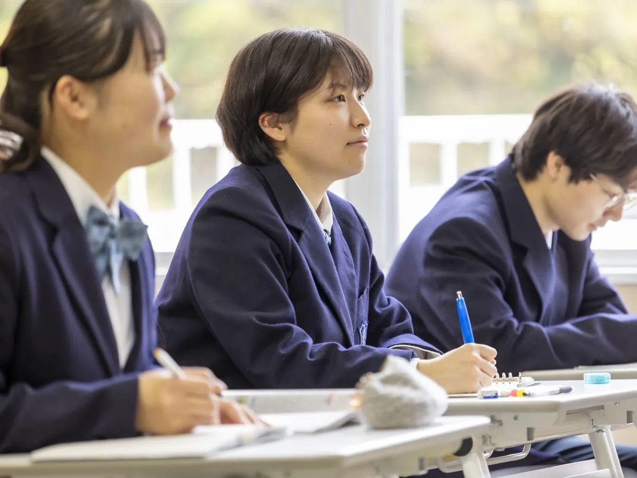 授業を受ける生徒たち