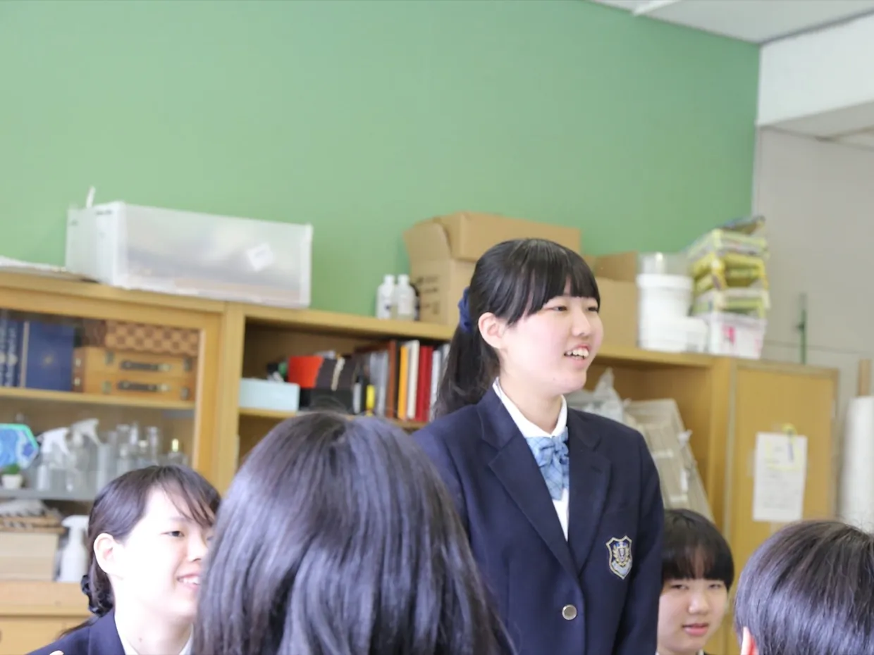 教室で発表する生徒