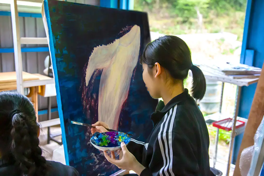 油絵を描く生徒