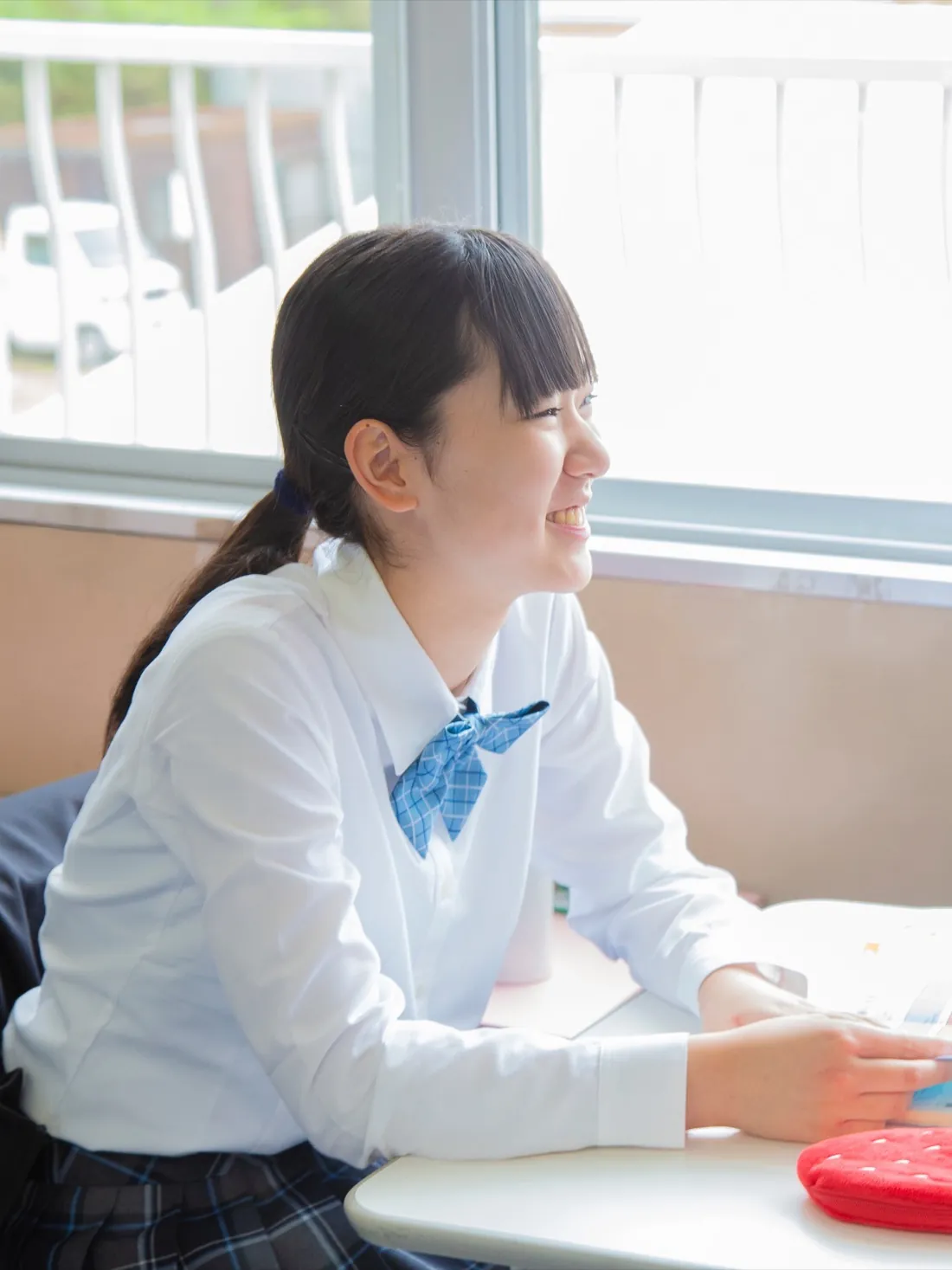 教室で学ぶ生徒