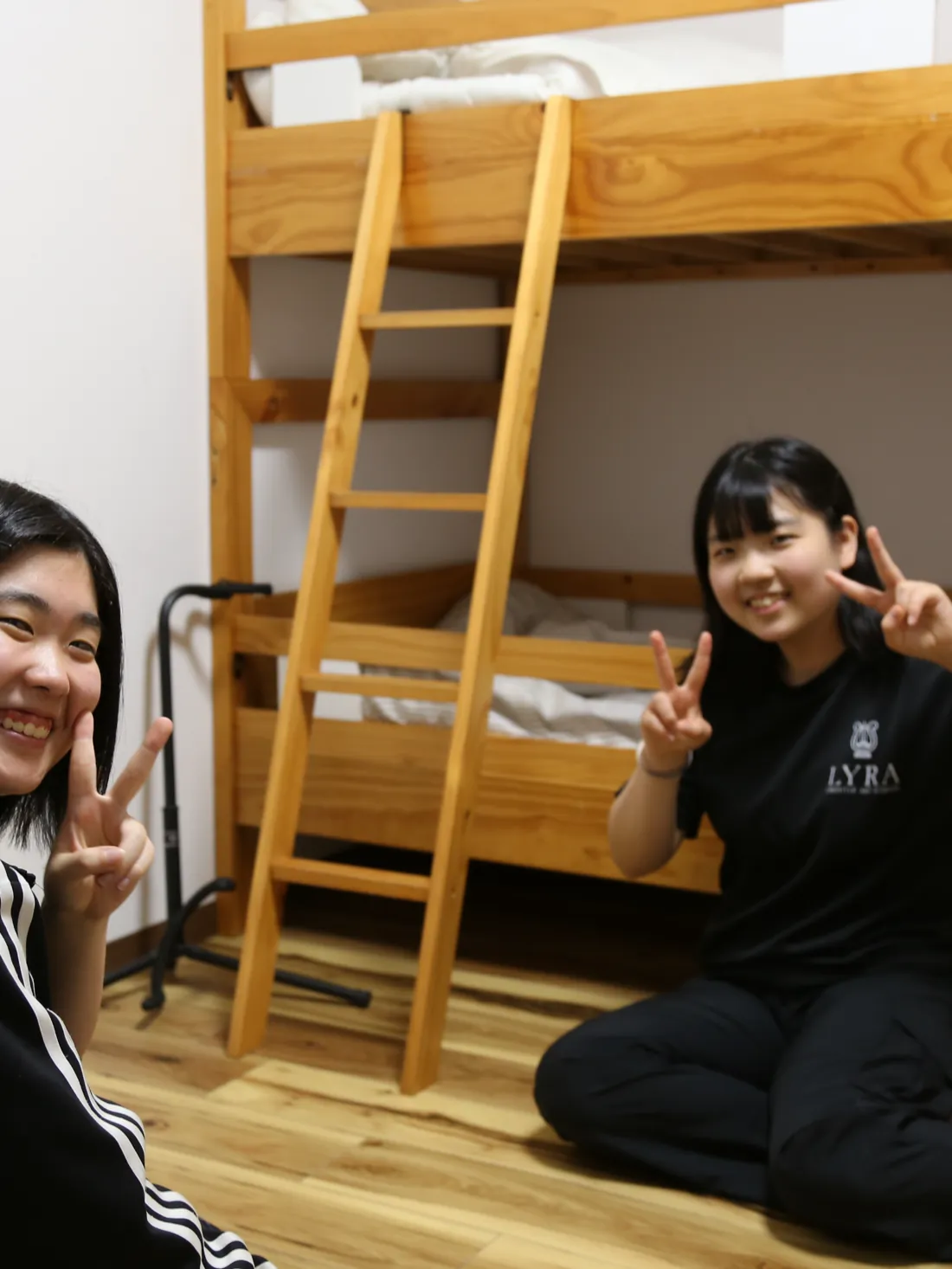 学生寮の居室で過ごす生徒